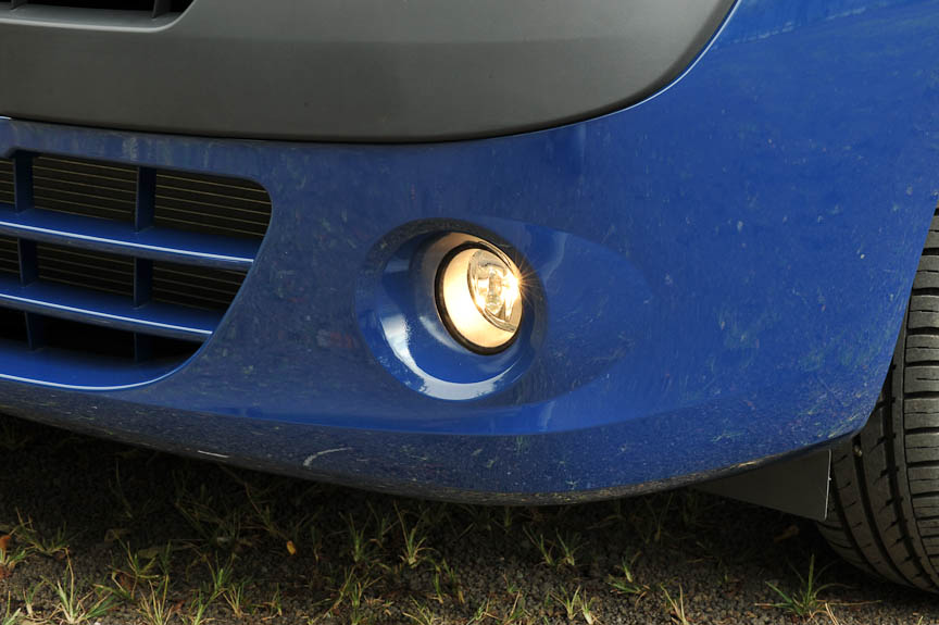 先代カングーのイメージを引き継ぐアーモンド形のヘッドライト。バルブはハロゲン。フォグライトはバンパー内にある