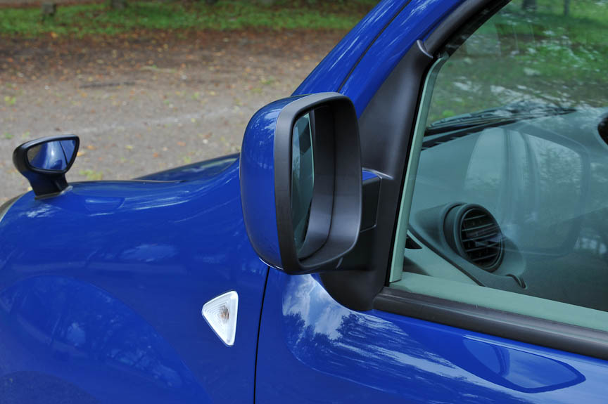 ミラーは大型で視認性は良好。サブミラーも標準装備する