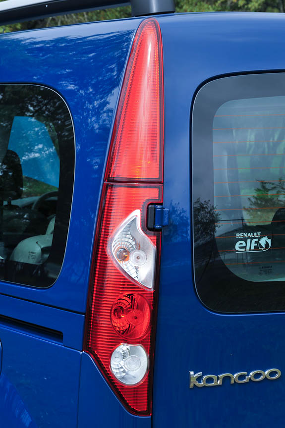 テールライトも先代のカングーのイメージを引き継ぐが、位置は上に上がった