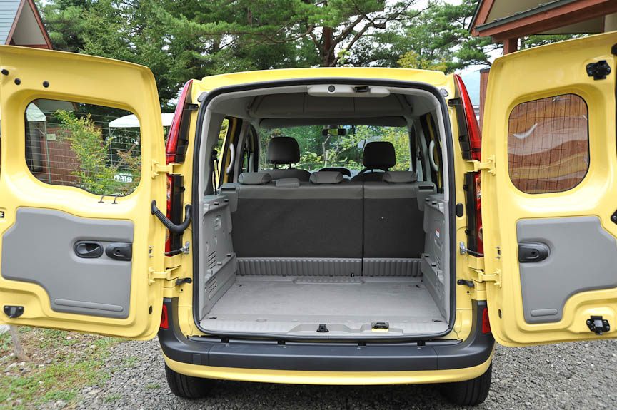 バックドアは通常90度までの開閉だが、ヒンジのロックを解除すれば180度まで開く。黄色いカラーは「ジョン アグリュム」