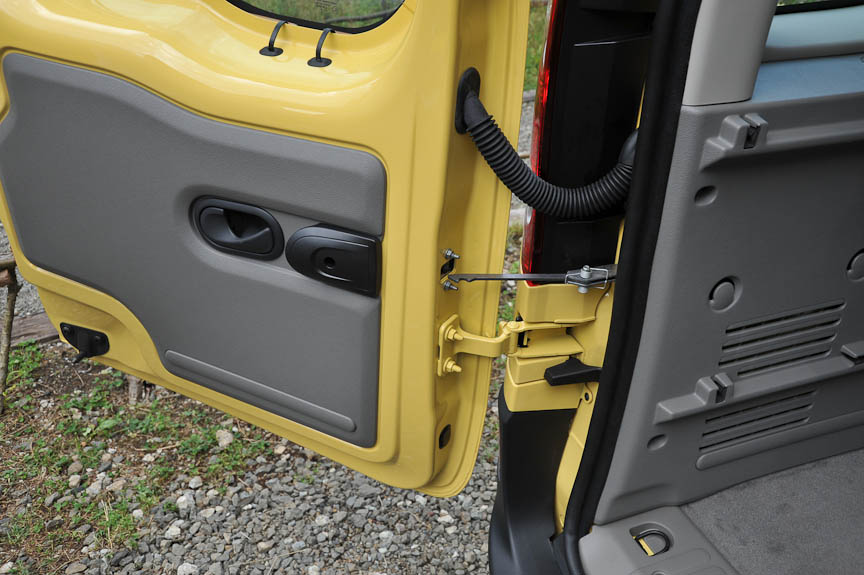 バックドアは通常90度までの開閉だが、ヒンジのロックを解除すれば180度まで開く。黄色いカラーは「ジョン アグリュム」