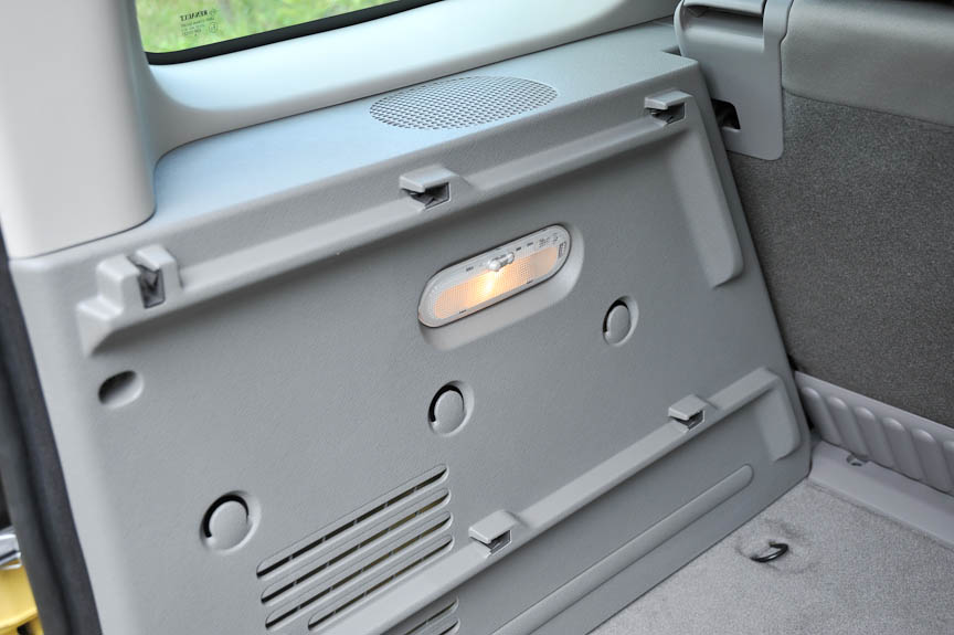 工具収納スペースやラゲッジルームライトを装備、荷物固定用のフックなども多数ある。開口部の高さは地面から587mm