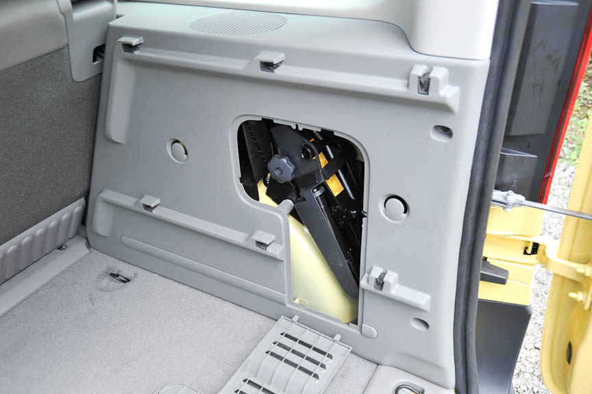 工具収納スペースやラゲッジルームライトを装備、荷物固定用のフックなども多数ある。開口部の高さは地面から587mm