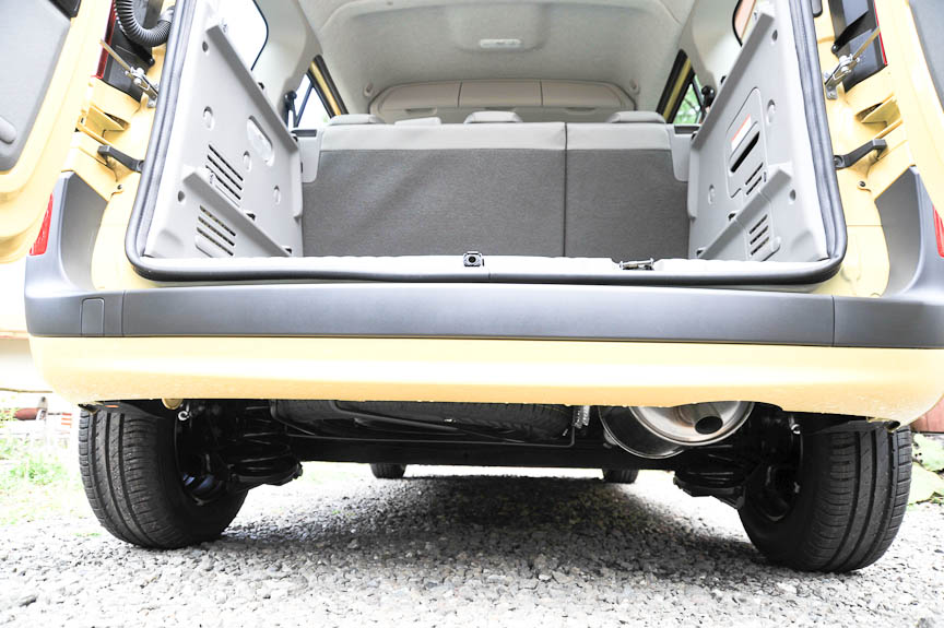 スペアタイヤは床下。交換の際に荷物を出したり、汚れたタイヤを室内に入れるたりする必要がない