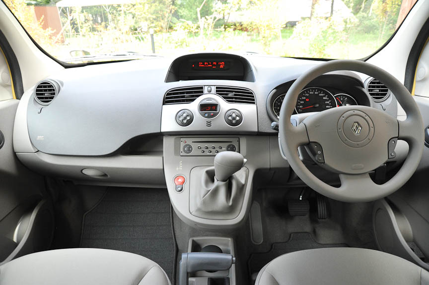 室内は最近のルノー車に多い、傾斜したダッシュボード。明るい色使いの内装がさらに明るく見える