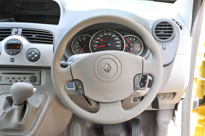 ステアリングホイールにはクルーズコントールの操作ボタンがある