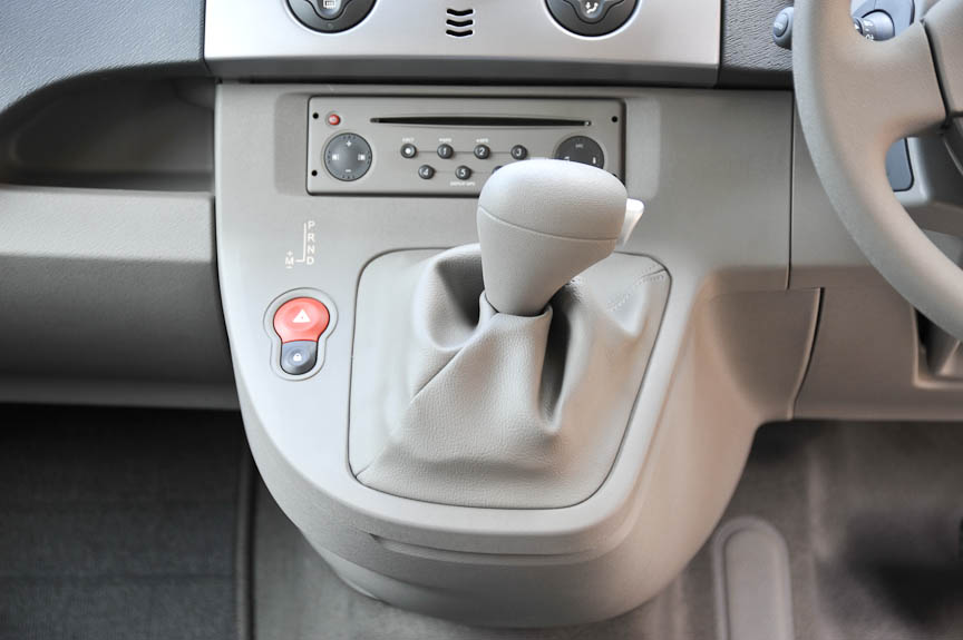 シフトレバーはレザーのブーツ付き