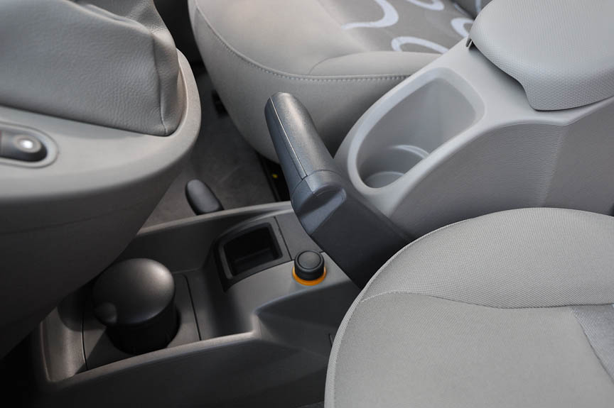 1日300回サイドブレーキを引くフランスの郵便局員と共同開発したサイドブレーキレバー