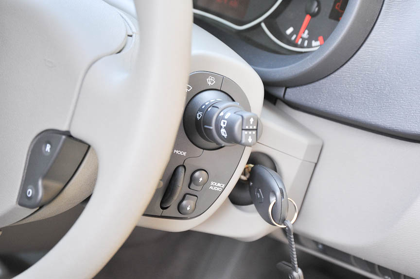 右側のコラムレバーはワイパー操作。先端のボタンはディスプレイの表示切替。さらにステアリングから手を離さずにオーディオ操作ができるサテライトスイッチがある