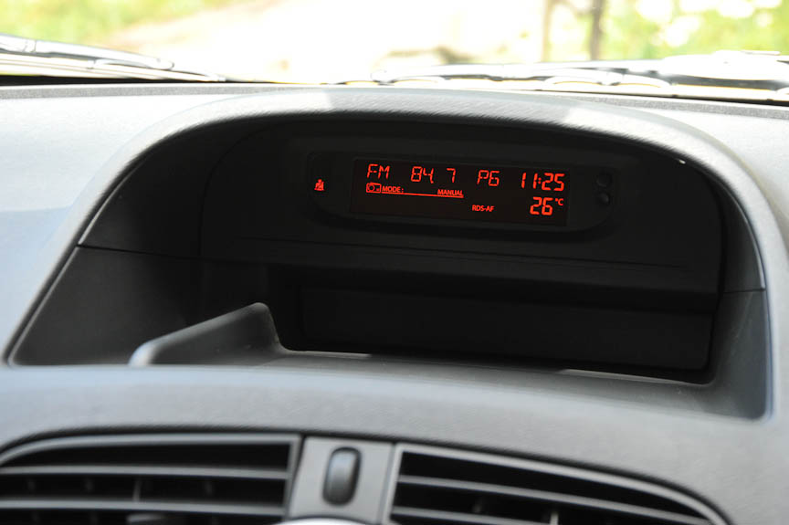 ダッシュボード中央には、右側に時計と外気温、左側がオーディオの表示部分となる。また、この部分はA4サイズのノートが置ける収納スペースにもなっている