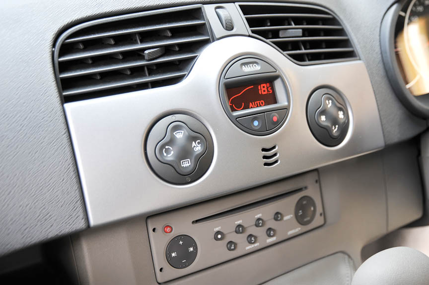 エアコンはオートエアコンとなる。オーディオはCDの挿入口と操作ボタンがあるのみで、表示は上のディスプレイにまとめて表示となる