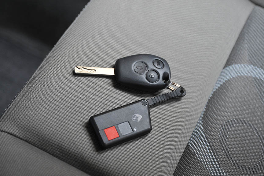 キー本体にも電波リモコンを内蔵できるようになっているが、国内法規に合致しないため機能を無効にし、別途リモコンが付属する