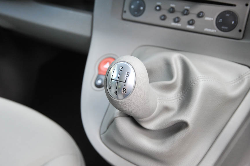 カングーは5速MT車も用意される。写真はディーラーオプションのカーナビを装備している