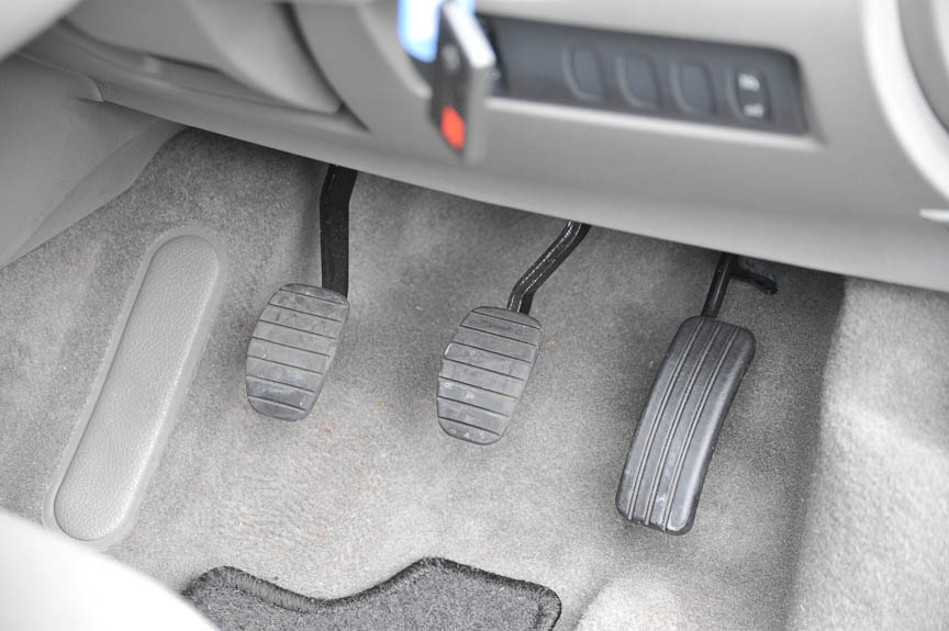 カングーは5速MT車も用意される。写真はディーラーオプションのカーナビを装備している