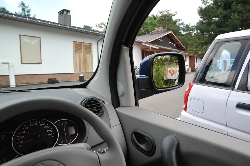 右の視界。Aピラーに細い部分があり、視界の遮りを最小限にとどめたという