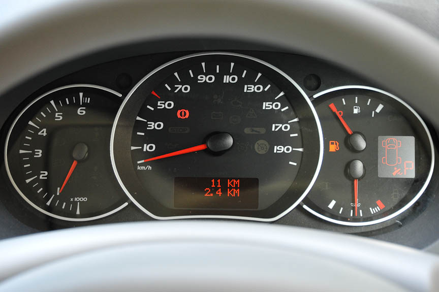 タコメーターも装備されるメーター周り。スピードメーターは奇数目盛り