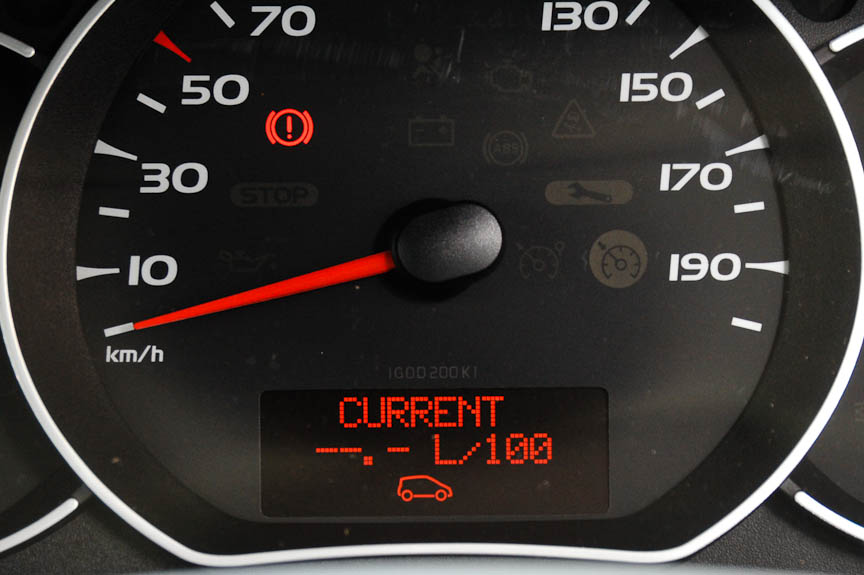 燃費計。欧州の標準である100km走るのに何リッター消費したかを表示する