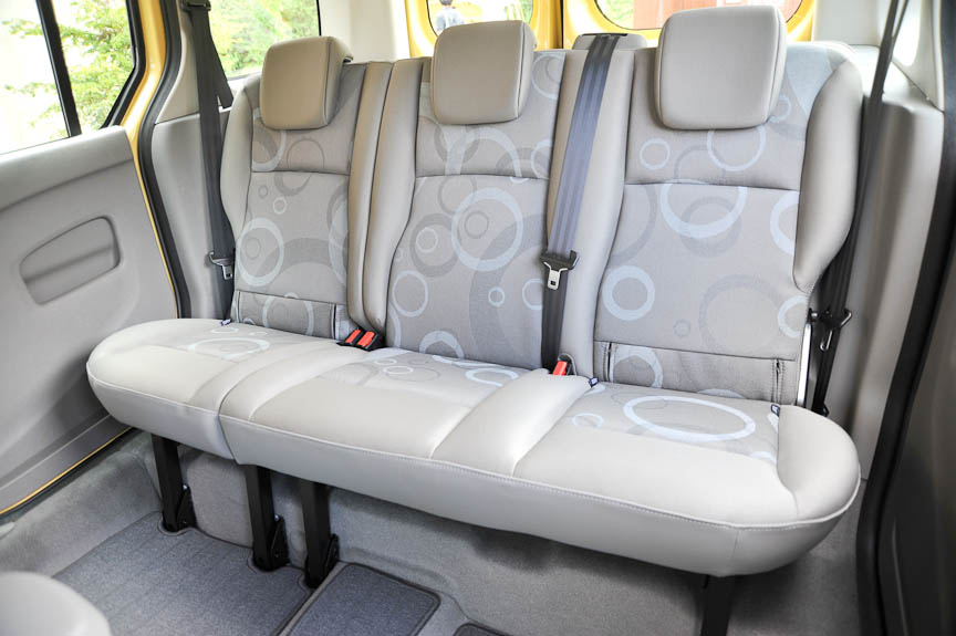 リアシートは大人3名が座れるようになっている
