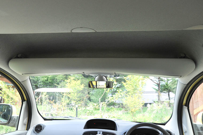 フロントシートの天井に収納スペースがある