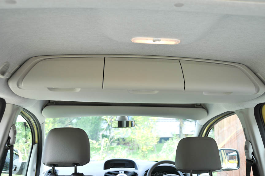 リアシートの天井にも収納スペースがあり、こちらはフタ付き。フタは3分割だが中は共通で24.4Lの容量がある