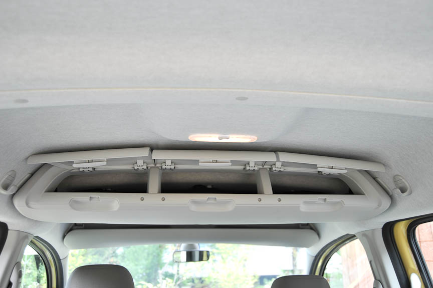 リアシートの天井にも収納スペースがあり、こちらはフタ付き。フタは3分割だが中は共通で24.4Lの容量がある