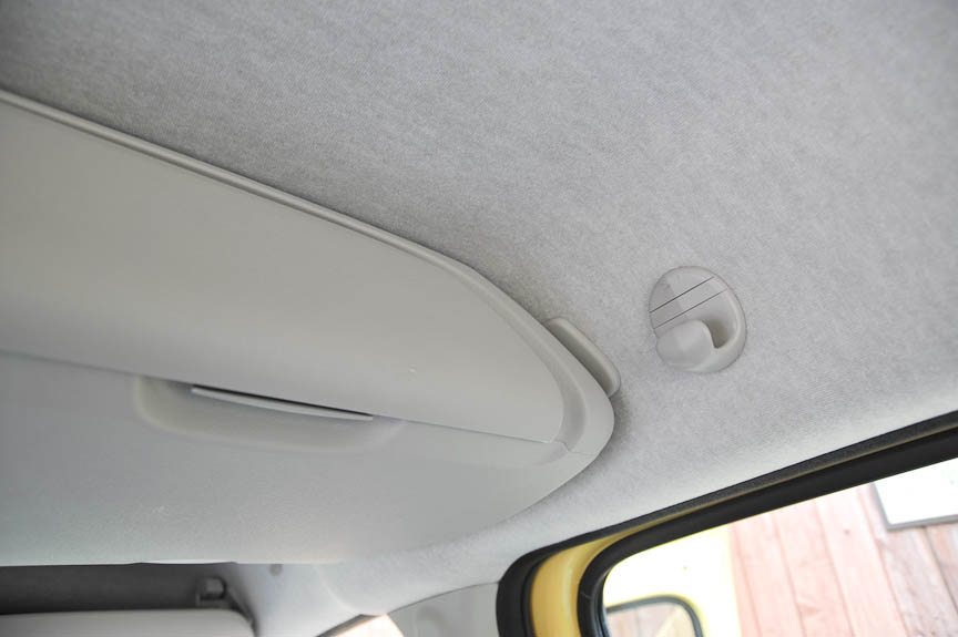 天井にはフックも装備される