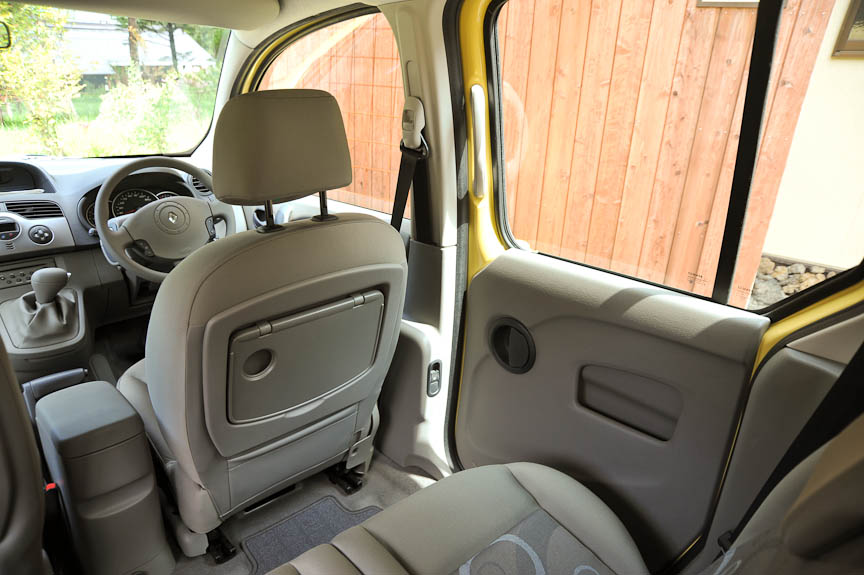 フロントシート背面にはテーブルが装備。カップホルダーもある