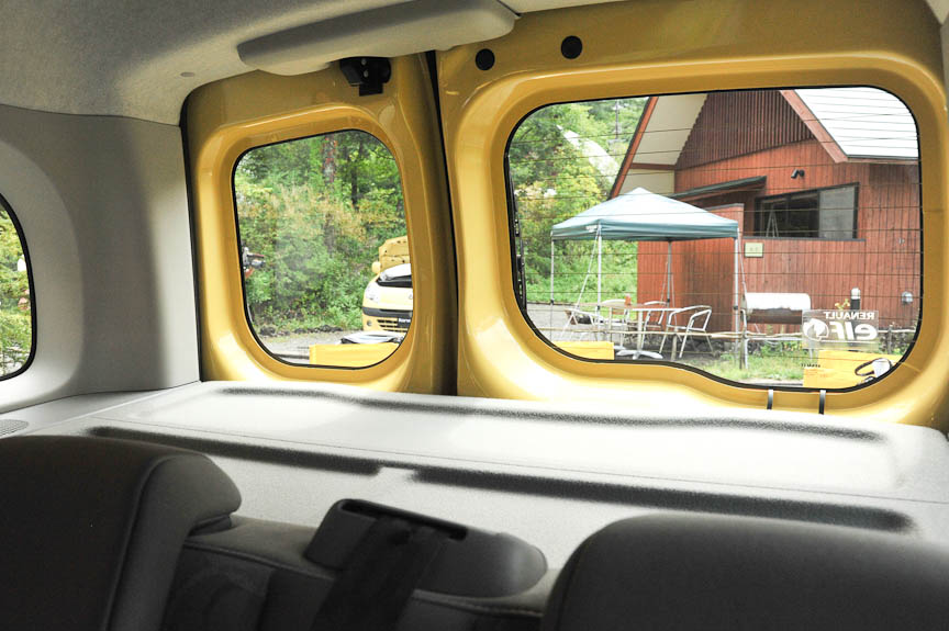 バックドアの裏側はボディーカラーが見える