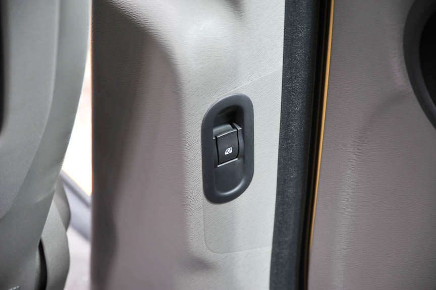 リアウインドーもパワーウインドーで全開する。電気接点のためにドアを閉めた状態でないと操作できない