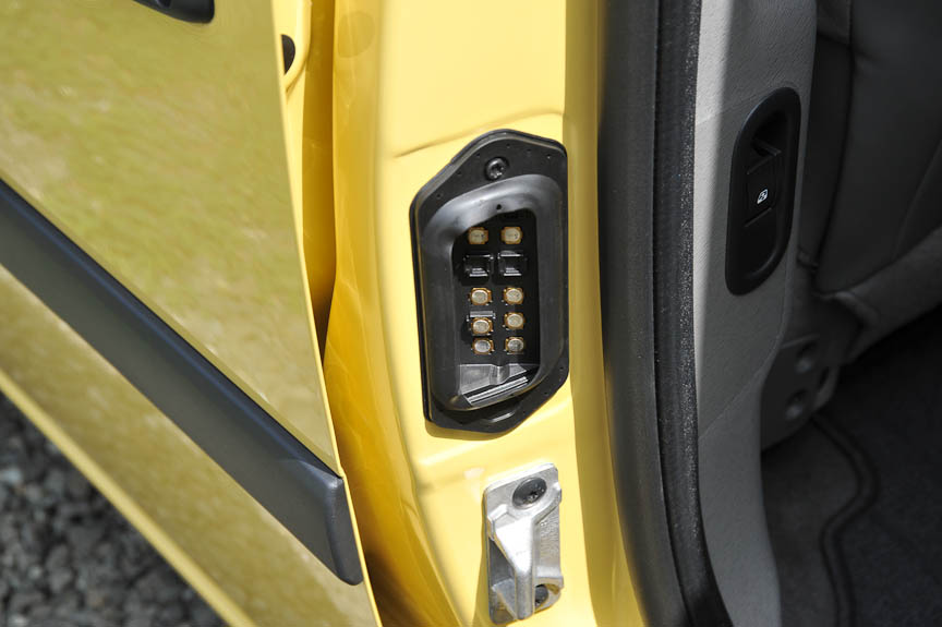 リアウインドーもパワーウインドーで全開する。電気接点のためにドアを閉めた状態でないと操作できない