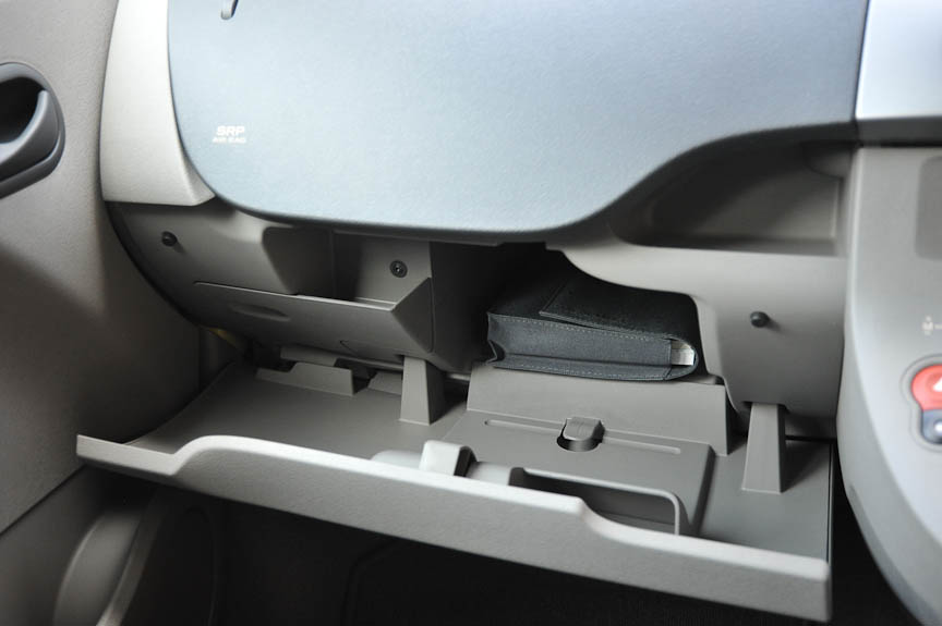 グローブボックスは車検証入れなどが収納できる。メインの収納スペースのほか、小物スペースが周囲やフタの裏側などにある