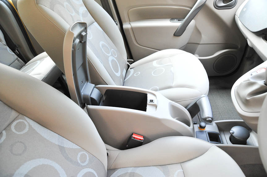 センターコンソールボックスは8.9lLの容量があり、その前にカップホルダーがある