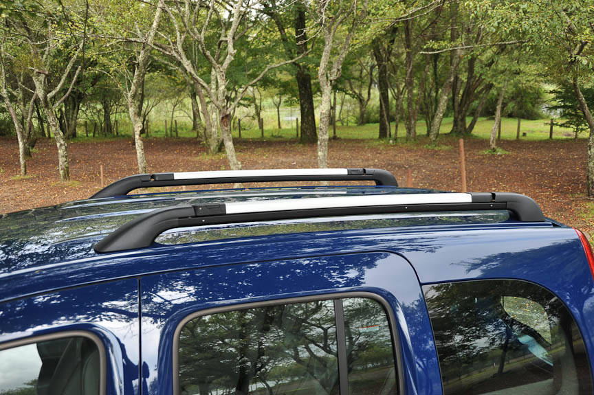 オプションのマルチルーフレール（3万9800円、クロスバー機能付き）