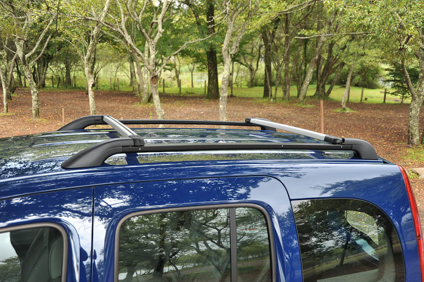 オプションのマルチルーフレール（3万9800円、クロスバー機能付き）