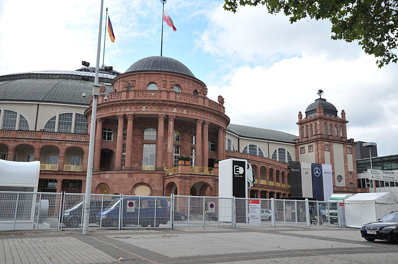 前日の会場。設営が進んでいる様子がうかがえる