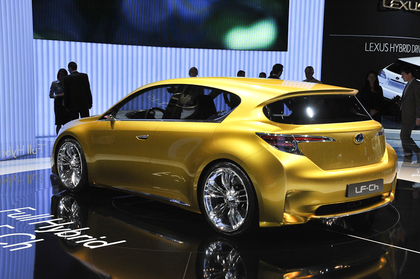 ショーカーらしく20インチで扁平率35％のタイヤを履く