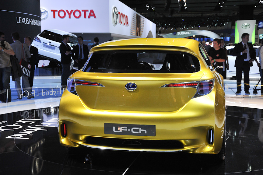 ドアミラーの代わりにビデオカメラが付いているようだ