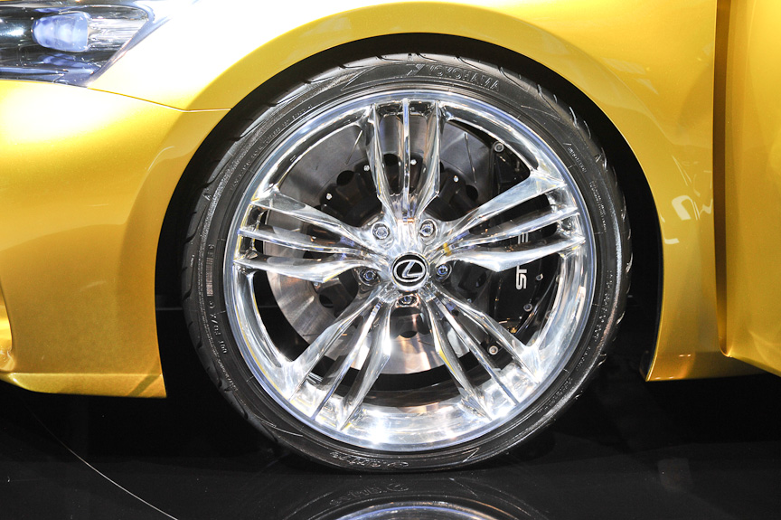 ショーカーらしく20インチで扁平率35％のタイヤを履く