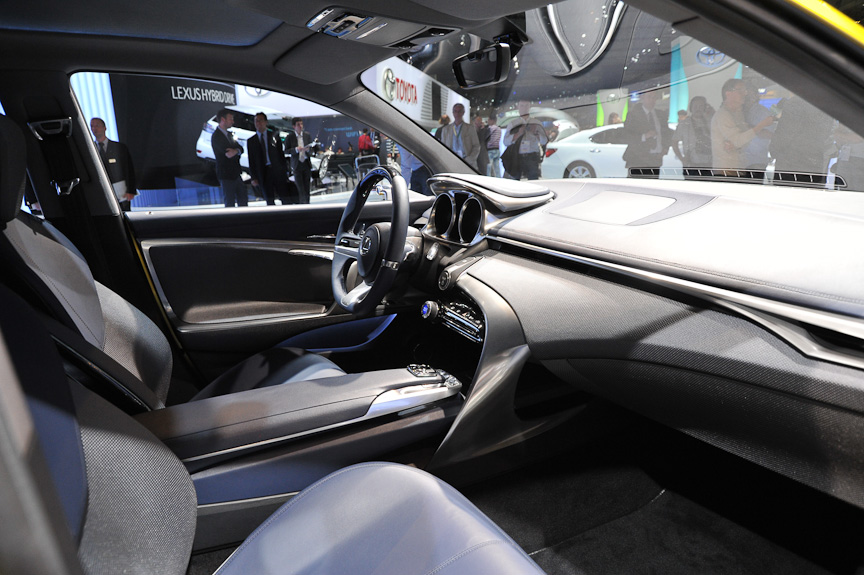 シックな室内。操作系はプリウスと異なり、シフトパドルなどを備える。エネルギーモニターは2眼メーターの間に置かれているようだ