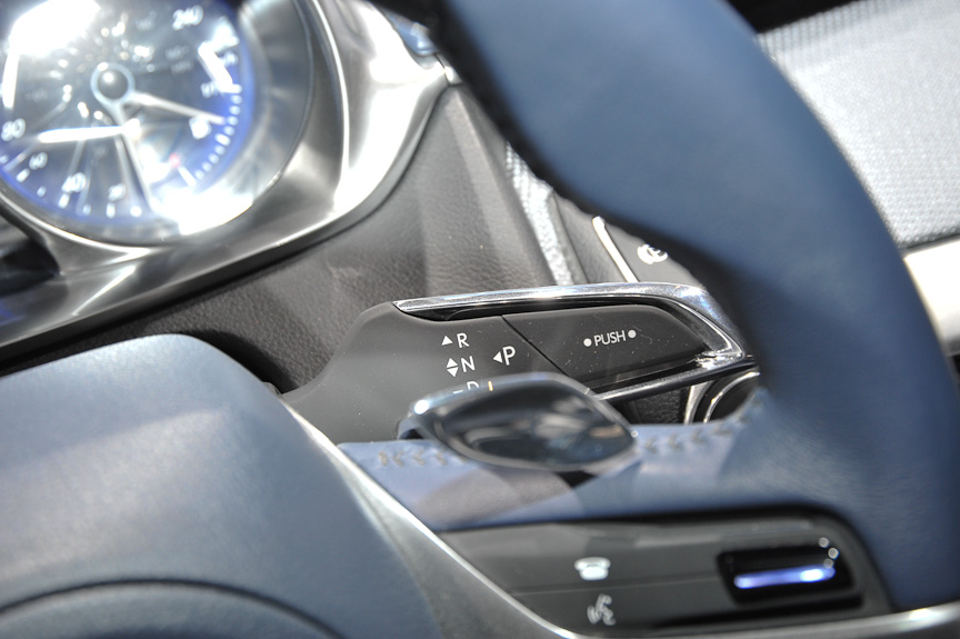 シックな室内。操作系はプリウスと異なり、シフトパドルなどを備える。エネルギーモニターは2眼メーターの間に置かれているようだ