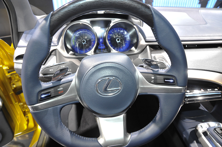 シックな室内。操作系はプリウスと異なり、シフトパドルなどを備える。エネルギーモニターは2眼メーターの間に置かれているようだ