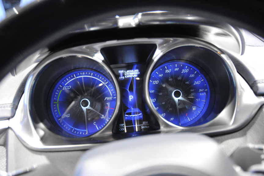 シックな室内。操作系はプリウスと異なり、シフトパドルなどを備える。エネルギーモニターは2眼メーターの間に置かれているようだ