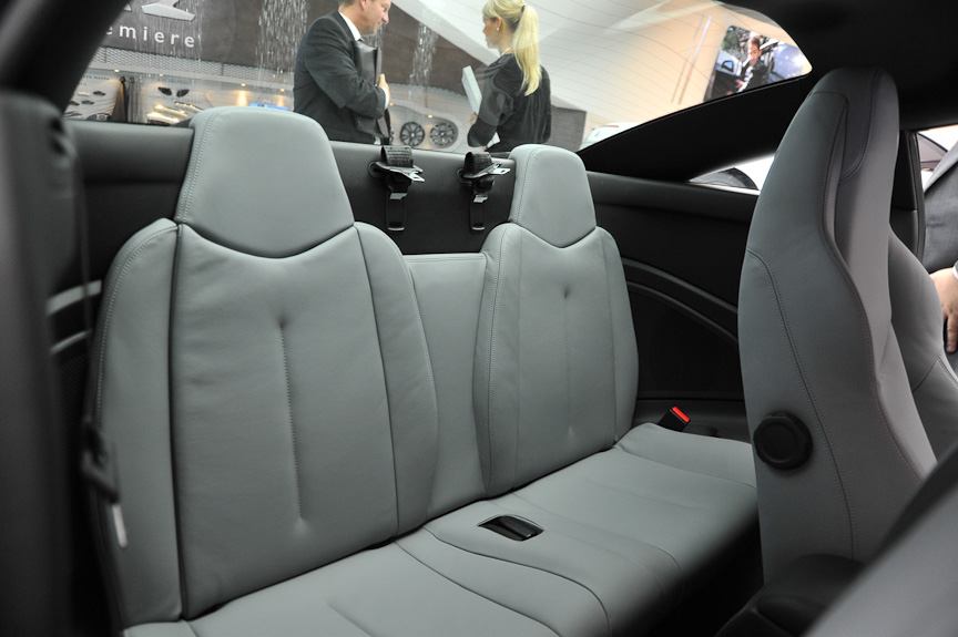 リアシートは緊急用