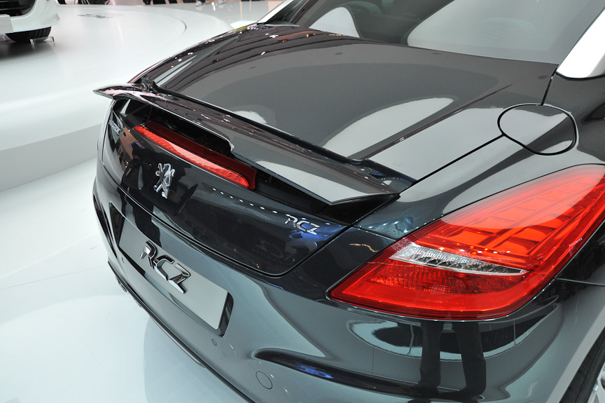 トランクリッドにリトラクタブル・スポイラーを備える