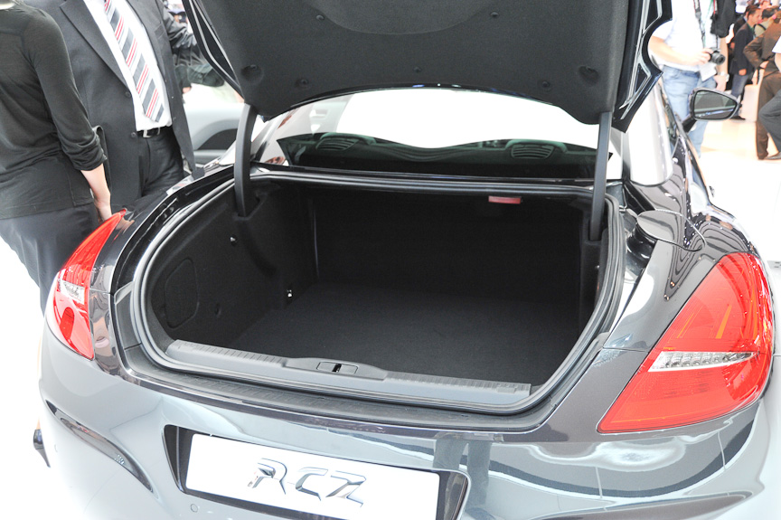 トランクリッドにリトラクタブル・スポイラーを備える