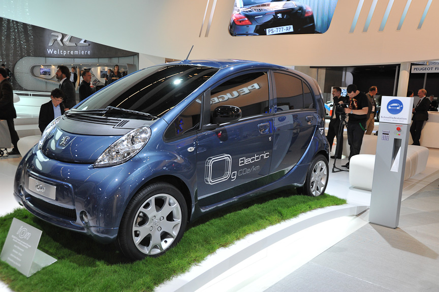 プジョー版i-MiEVの「iOn」。エンブレムや塗装以外はi-MiEVとなんら変わるところがない。インテリアは見せてもらえなかった