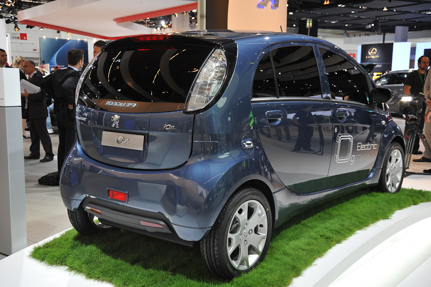 プジョー版i-MiEVの「iOn」。エンブレムや塗装以外はi-MiEVとなんら変わるところがない。インテリアは見せてもらえなかった