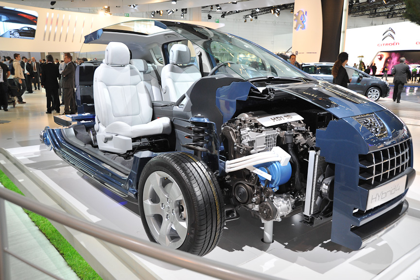 こちらはコンパクトクロスオーバーモデル「3008」にRCZ HYbrid4と同じ2リッターディーゼルのハイブリッドシステムを搭載した3008 HYbrid4