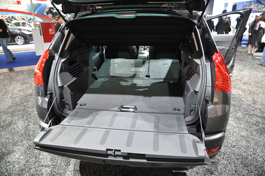 リアゲートは上下に開くタイプ。ラゲッジルームは上下2段に仕切ることができる