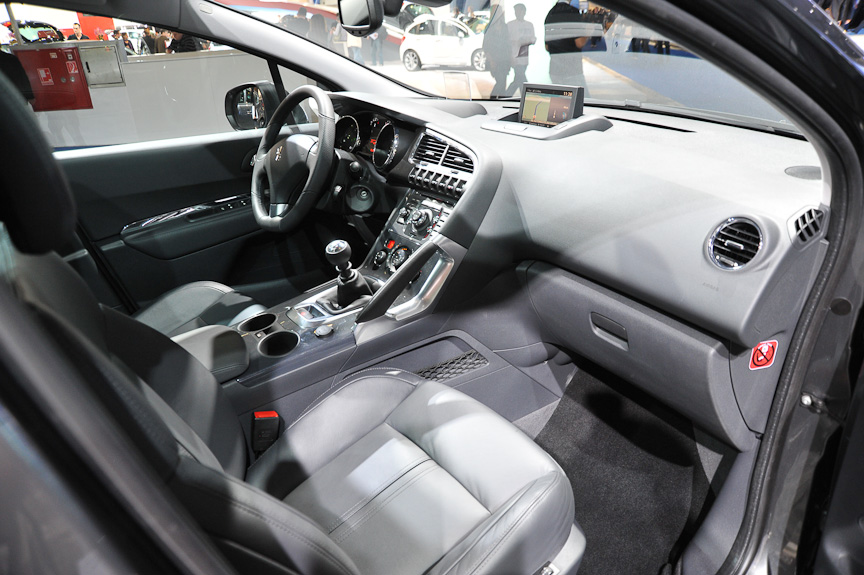 3008は5人乗り。展示車はヘッドアップディスプレイを備えていた